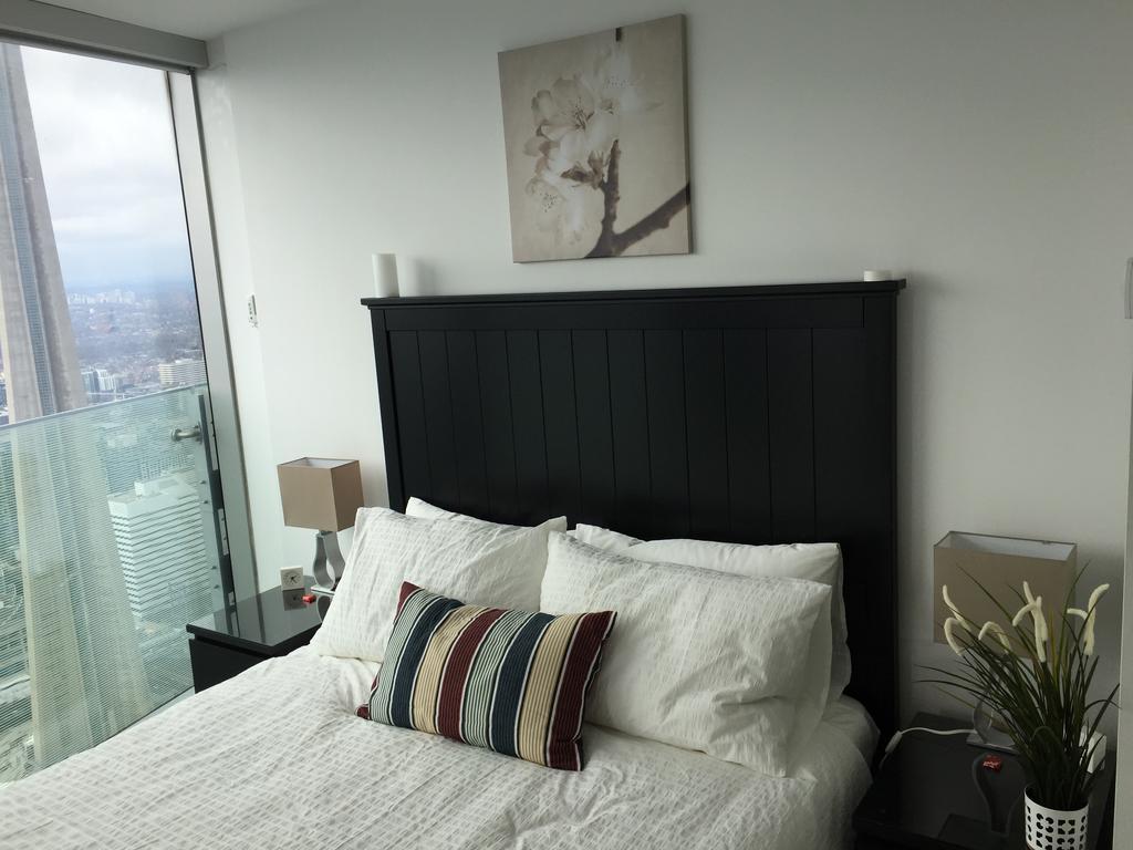 Ihost Suites Ice Condo Toronto Exterior photo