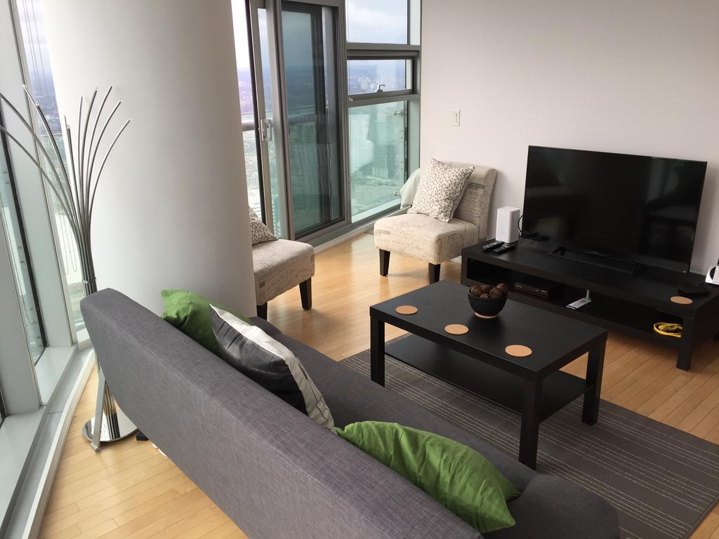 Ihost Suites Ice Condo Toronto Exterior photo